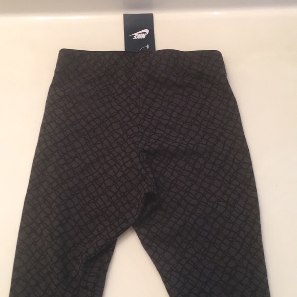 Nike Club Printed Cropped Leggings - Picture 6 of 8